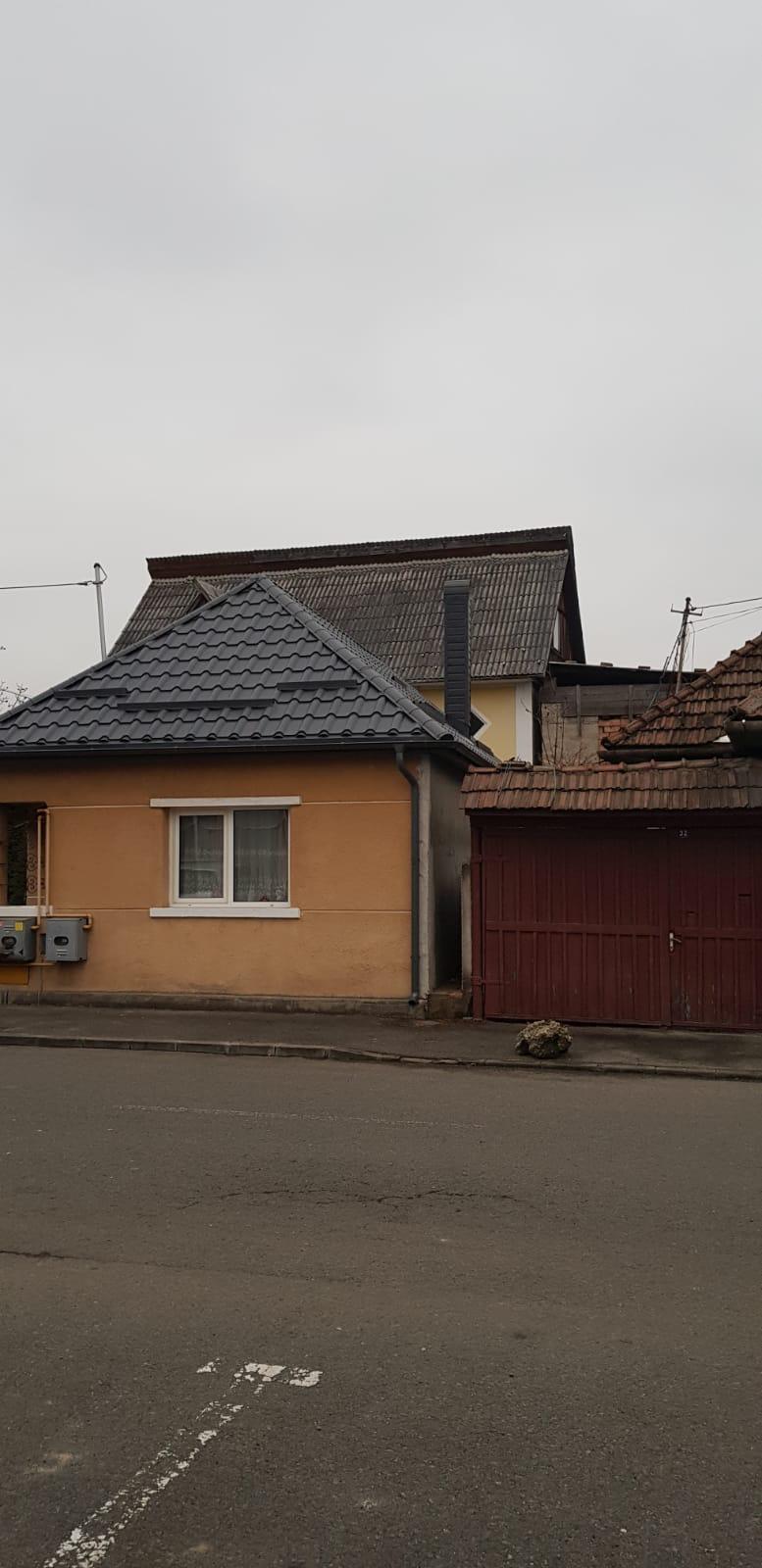 Acoperiș în patru ape cu țiglă metalică Balcanic Bilka GrandeMat RAL 7011