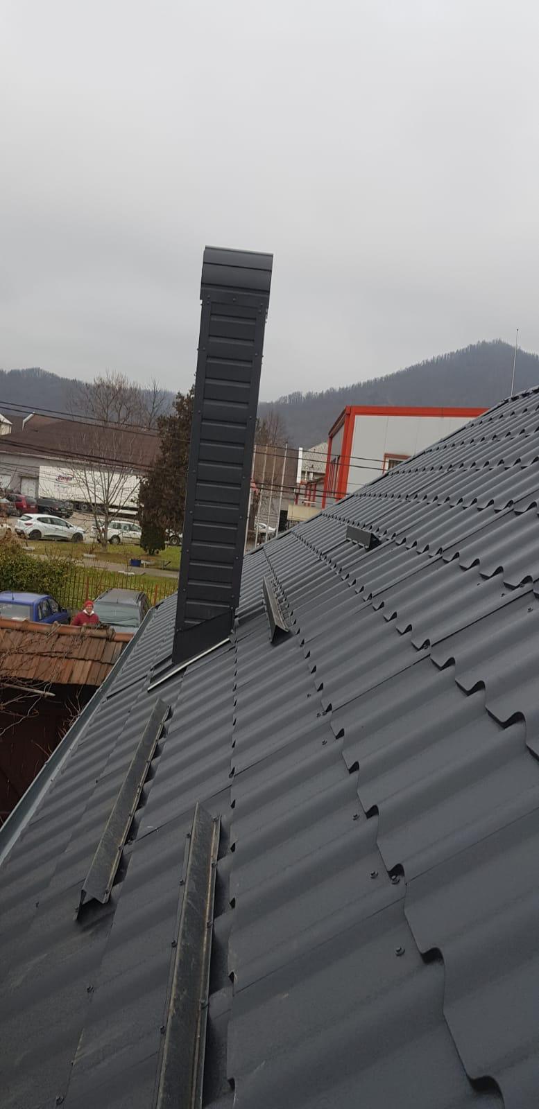 Acoperiș din țiglă metalică Balcanic Bilka RAL 7011 cu coș de fum placat și opritori de zăpadă