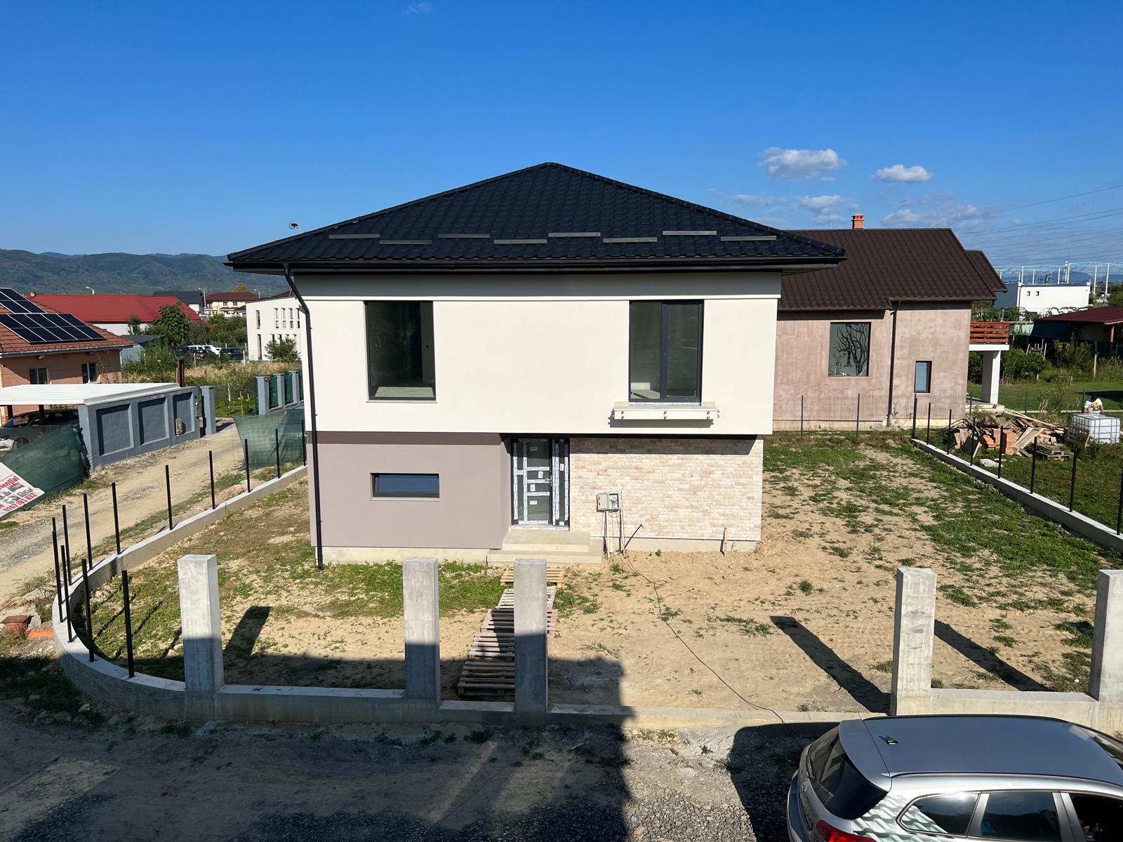 Casă nouă cu acoperiș din țiglă metalică Balcanic Bilka RAL 9005 mat